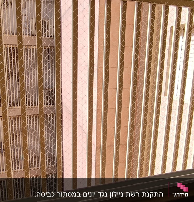 רשת הגנה על חלון למניעת כניסת יונים